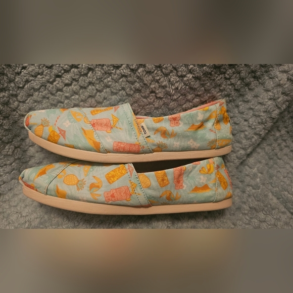 Toms Shoes - TOMS Women's Size 7 Slip-On Flats Summer Print Beach Theme Canvas Shoes
